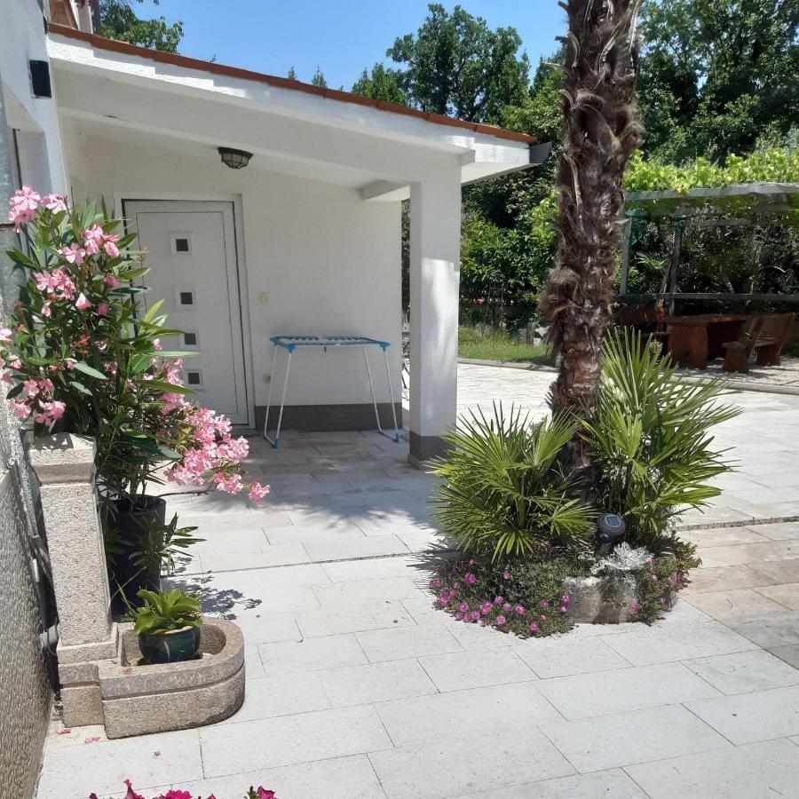 Apartman Nevia Lka Opric Exteriér fotografie